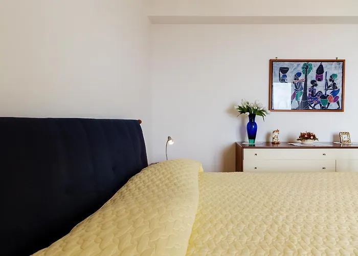 Guesthost - Fontana Vecchia Seaview 公寓